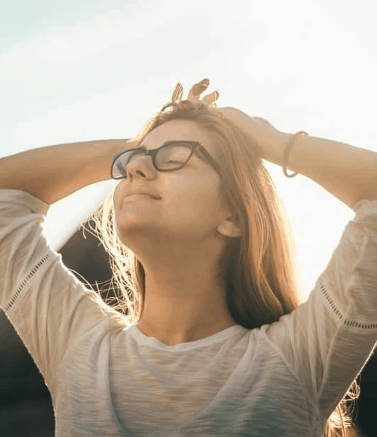 foto van een vrouw die vrij en diep inademt